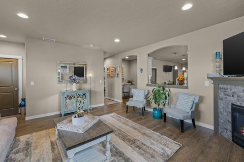 Tiny photo for 3754 SW Metolius Avenue, Redmond, OR 97756 (MLS # 220219612)