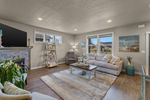 Tiny photo for 3754 SW Metolius Avenue, Redmond, OR 97756 (MLS # 220219612)