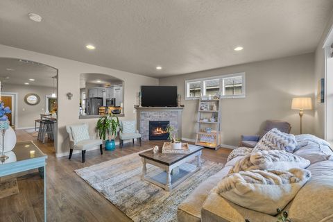 Tiny photo for 3754 SW Metolius Avenue, Redmond, OR 97756 (MLS # 220219612)