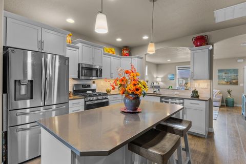 Tiny photo for 3754 SW Metolius Avenue, Redmond, OR 97756 (MLS # 220219612)