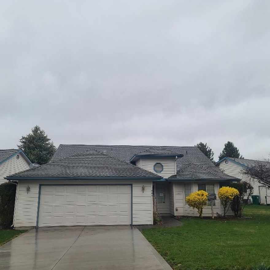 Harbor Isle Condominium with vaulted ceilings, nice open floor plan with great views of the golf course and geese! Just down the street from the fitness club, the clubhouse and restaurant. Also within about 5 minutes from both OIT and Sky Lakes Medical Center! This home has plenty of storage with the nice big closets and huge pantry. All of this plus a nice big 2 car garage and low maintenance with the HOA taking care of all of the landscaping for you!