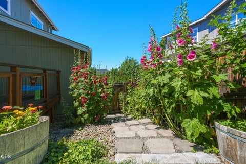 Tiny photo for 63776 Hunters Circle, Bend, OR 97701 (MLS # 220224445)