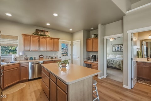 Tiny photo for 63776 Hunters Circle, Bend, OR 97701 (MLS # 220224445)