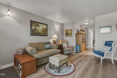 Tiny photo for 63776 Hunters Circle, Bend, OR 97701 (MLS # 220224445)