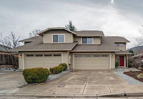 Photo of 119 Oak Meadows Place, Ashland, OR 97520 (MLS # 220215365)