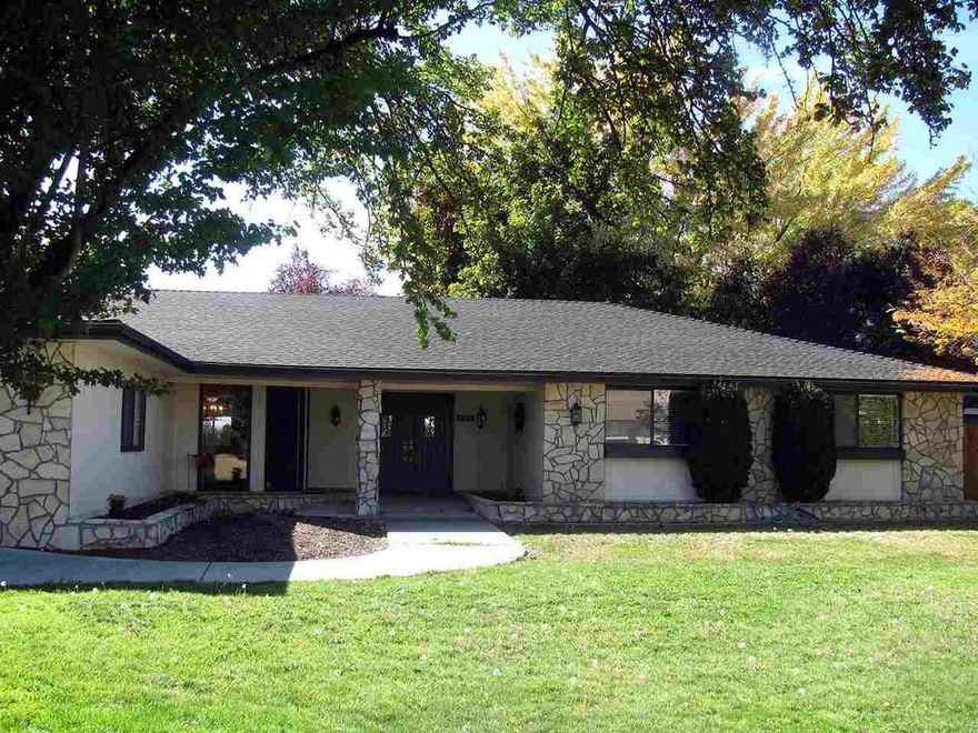 Located In Ferguson School District, This Is A Solid And Well Built Keller Home. Featuring 3 Large Bedrooms, 2 And Baths, Formal Living Room, Plus A Spacious Great Room With Gas/Wood Fireplace, Book Cases, Formal Dining And Breakfast Nook. Updated Kitchen With Eating Bar, New Counters With Tile Back Splash, Painted Cabinets With Pull Out Drawers, Gas Cook Top , Double Ovens And Wine Cooler. 2 Bathrooms Also Remodeled. 2 Car Garage With Attic Storage, Rv Parking, Covered Patio, Gas Bbq Line, Big Fenced Bac