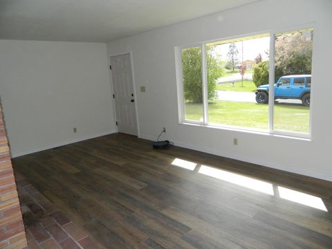 Tiny photo for 5333 Hilldale Street, Klamath Falls, OR 97603 (MLS # 220219291)