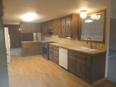 Tiny photo for 2606 California Avenue, Klamath Falls, OR 97601 (MLS # 220213767)