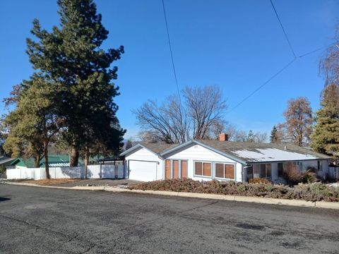 Tiny photo for 2606 California Avenue, Klamath Falls, OR 97601 (MLS # 220213767)