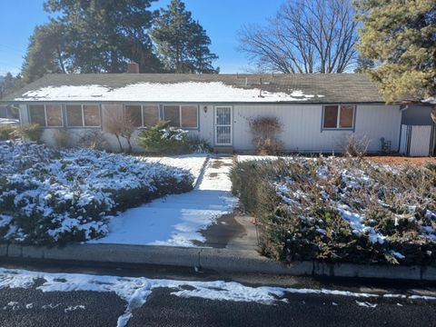 Photo of 2606 California Avenue, Klamath Falls, OR 97601 (MLS # 220213767)