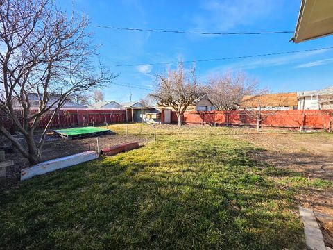 Tiny photo for 2136 Eberlein Avenue, Klamath Falls, OR 97601 (MLS # 220215081)