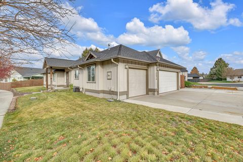 Photo of 20874 Covey Court, Bend, OR 97701 (MLS # 220212469)