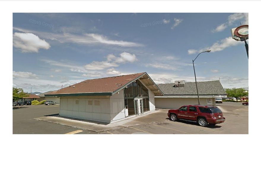 Join Grocery Outlet, the US Postal Service, Cascade Pharmacy, Bobbio's Pizza and others in this well-established Neighborhood Shopping Center in one of southern Oregon's fastest growing areas. Recently occupied by Treasure Barn this 1500 square foot stand along building has great visibility and plenty of parking. Suite will be available Aug. 1, 2025. Call for a tour today.