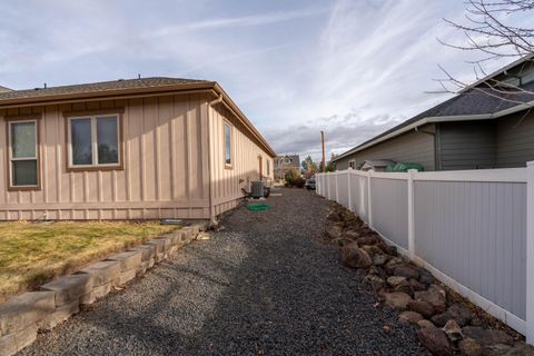 Tiny photo for 3571 SW 36th Place, Redmond, OR 97756 (MLS # 220212982)