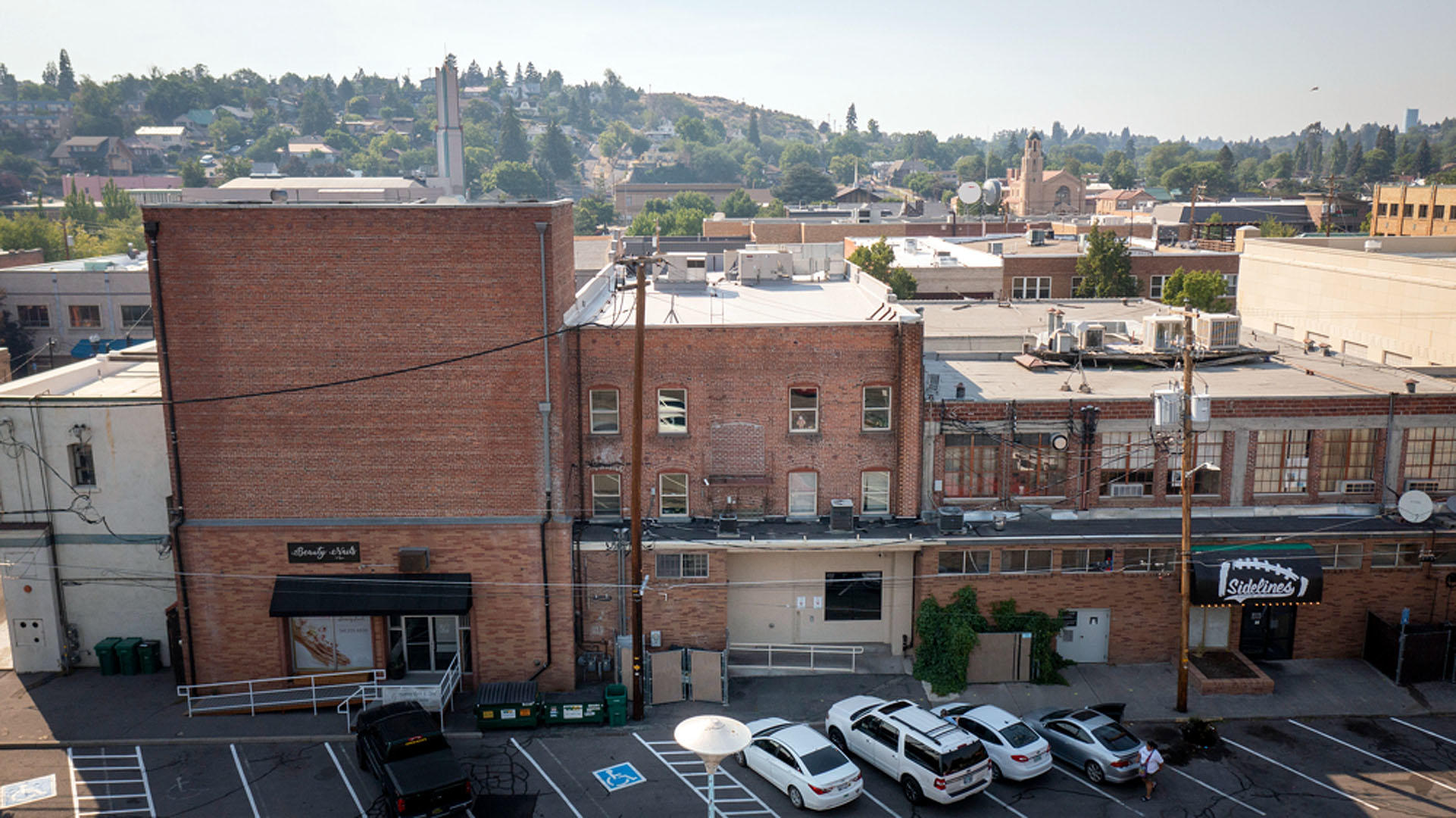 Main image without alt text