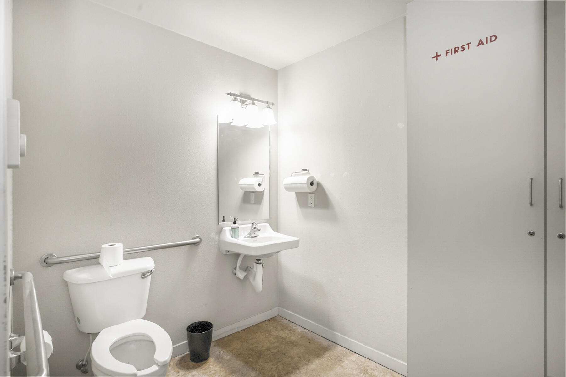 Main image without alt text