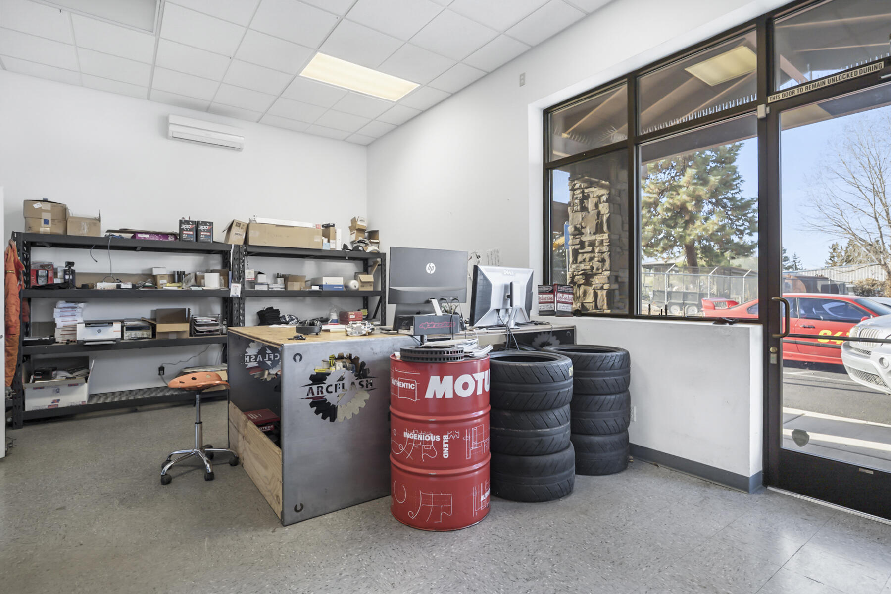 Main image without alt text