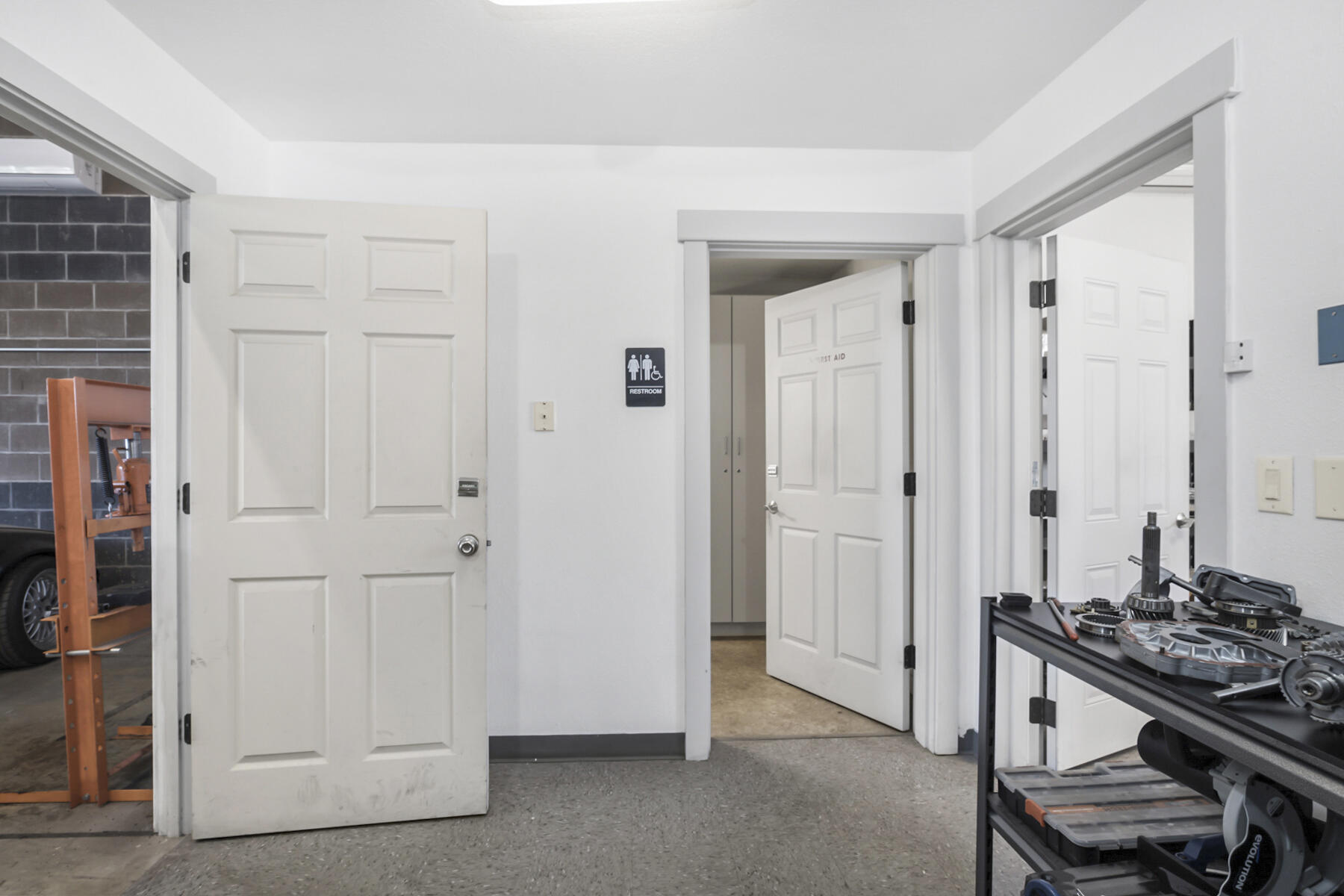 Main image without alt text