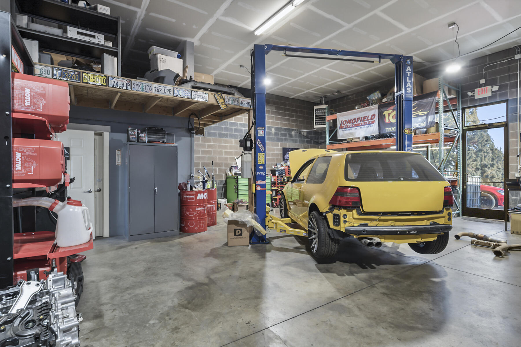 Main image without alt text