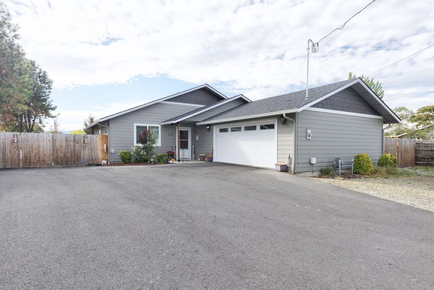 Close to town with a country feel this 2021 open concept home has granite counters, vaulted ceilings, a pantry, RV parking and hookups. Bonus parking with a fenced yard, automated sprinklers, GPID irrigation, chicken coop and run. Plant your own fruit trees and garden in the back and sit on the patio and enjoy the sunset and views!!  This is a must see at a great price!
Back on the market through no fault of the property.