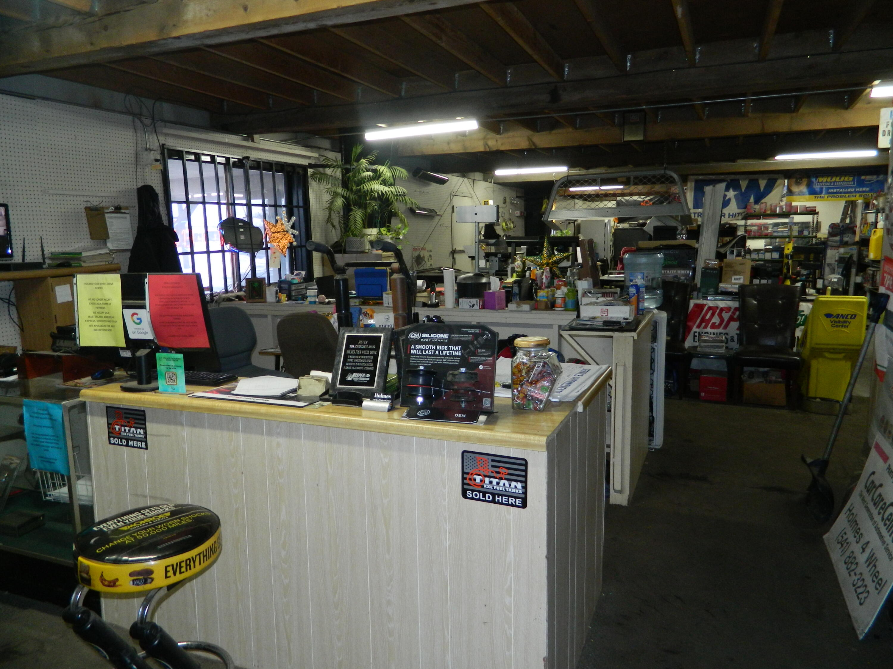 Main image without alt text