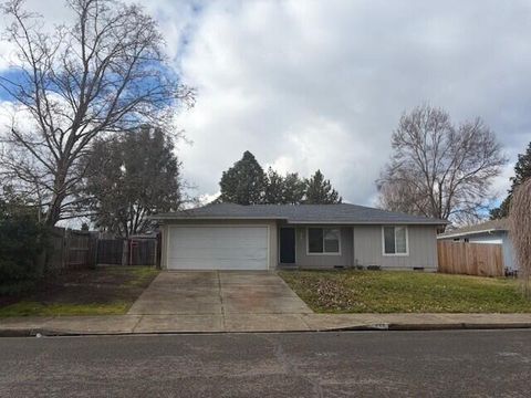 Photo of 556 Glenn Way, Central Point, OR 97502 (MLS # 220215638)
