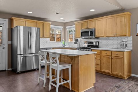 Tiny photo for 63194 NE De Haviland Street, Bend, OR 97701 (MLS # 220213173)