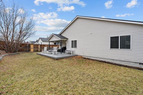 Tiny photo for 63194 NE De Haviland Street, Bend, OR 97701 (MLS # 220213173)