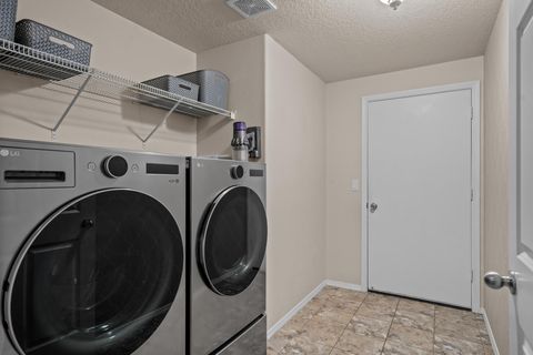 Tiny photo for 63194 NE De Haviland Street, Bend, OR 97701 (MLS # 220213173)