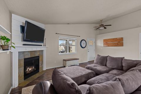Tiny photo for 63194 NE De Haviland Street, Bend, OR 97701 (MLS # 220213173)
