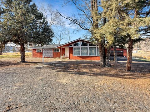 Photo of 643 NE Coles Road, Prineville, OR 97754 (MLS # 220212911)
