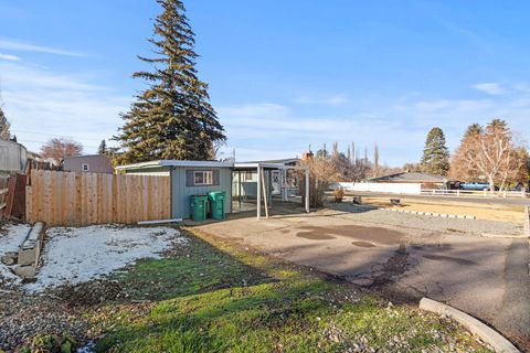 Tiny photo for 4366 Highland Way, Klamath Falls, OR 97603 (MLS # 220213784)