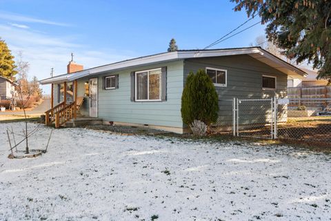 Tiny photo for 4366 Highland Way, Klamath Falls, OR 97603 (MLS # 220213784)