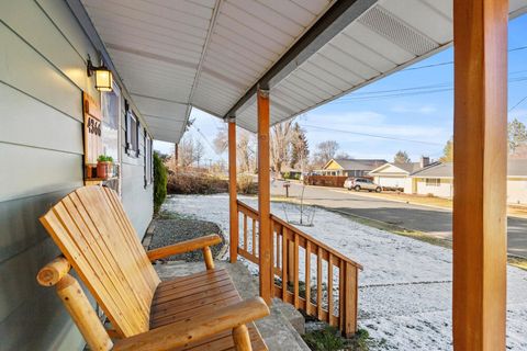 Tiny photo for 4366 Highland Way, Klamath Falls, OR 97603 (MLS # 220213784)