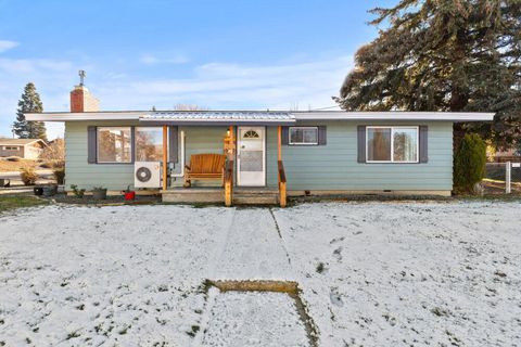 Tiny photo for 4366 Highland Way, Klamath Falls, OR 97603 (MLS # 220213784)