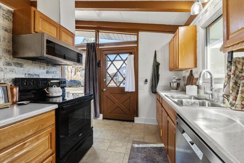 Tiny photo for 4366 Highland Way, Klamath Falls, OR 97603 (MLS # 220213784)