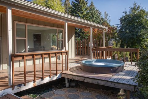 Tiny photo for 717 NE Olney Court, Bend, OR 97701 (MLS # 220210768)