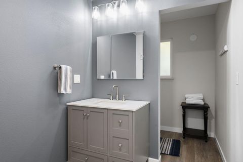 Tiny photo for 717 NE Olney Court, Bend, OR 97701 (MLS # 220210768)