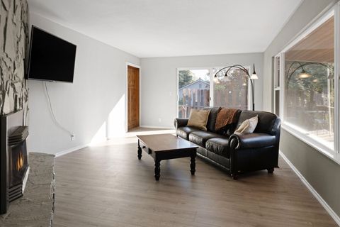 Tiny photo for 717 NE Olney Court, Bend, OR 97701 (MLS # 220210768)