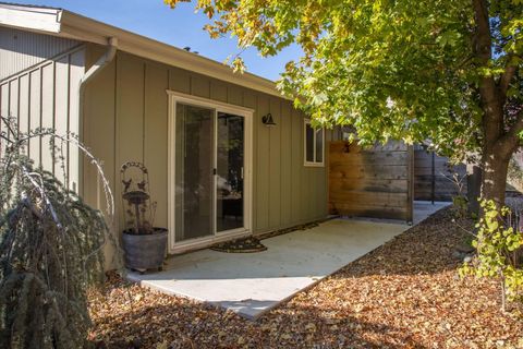 Tiny photo for 717 NE Olney Court, Bend, OR 97701 (MLS # 220210768)