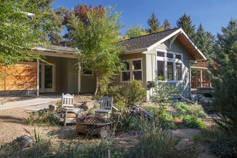 Tiny photo for 717 NE Olney Court, Bend, OR 97701 (MLS # 220210768)