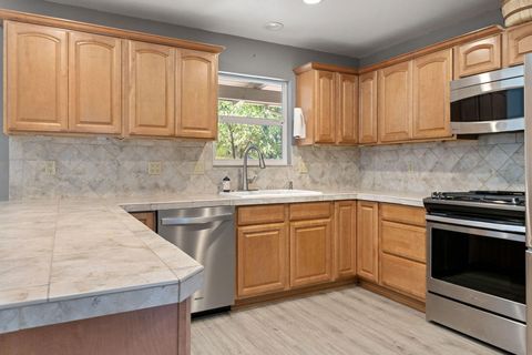 Tiny photo for 717 NE Olney Court, Bend, OR 97701 (MLS # 220210768)