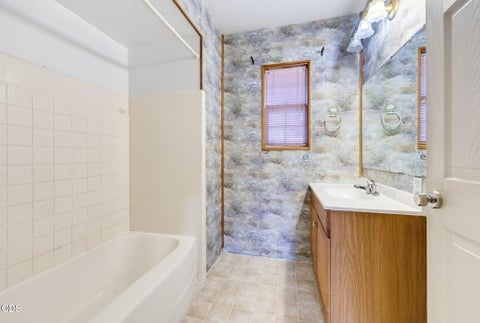 Tiny photo for 1265 Corona Avenue, Medford, OR 97504 (MLS # 220226626)