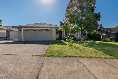 Photo of 2212 Westfall Circle, Medford, OR 97504 (MLS # 220229296)