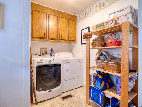 Tiny photo for 3500 Summers Lane #UNIT 5, Klamath Falls, OR 97603 (MLS # 220213887)