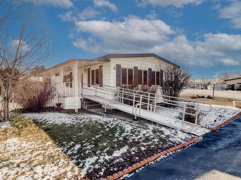 Photo of 3500 Summers Lane #UNIT 5, Klamath Falls, OR 97603 (MLS # 220213887)