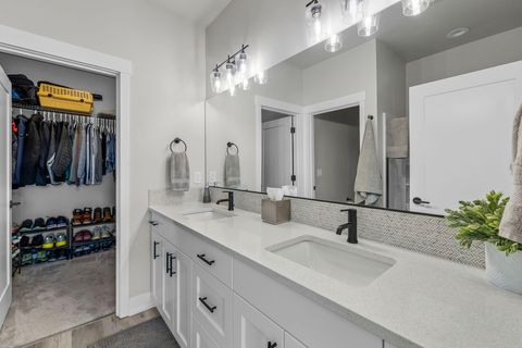 Tiny photo for 3859 NE Oakside Loop, Bend, OR 97701 (MLS # 220214916)