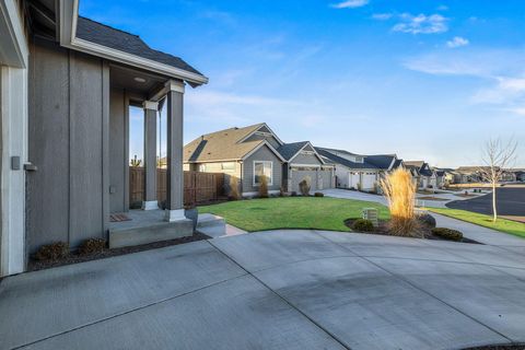 Tiny photo for 3859 NE Oakside Loop, Bend, OR 97701 (MLS # 220214916)