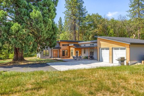 Photo of 4235 Highland Avenue, Grants Pass, OR 97526 (MLS # 220220220)