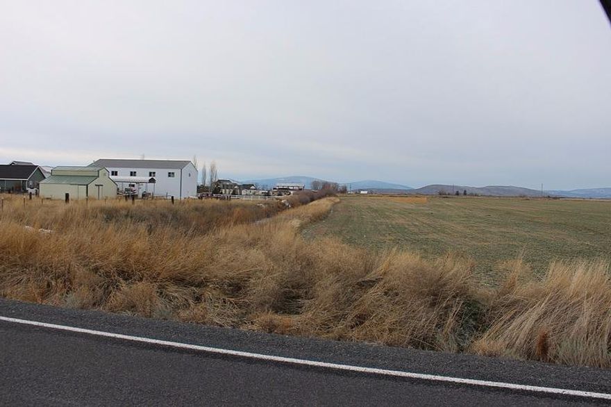 Productive irrigated acreage currently in alfalfa within minutes of Klamath Falls on paved Reeder Road. Existing CUP to build a home! Henley School District. There is an existing farming lease of $125/acre through 12/2017, wheel lines belong to tenant.